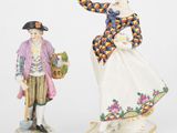 deux figurines représentant un homme et une femme avec un panier de fleurs