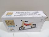 une moto en bois dans la boîte posée sur la table