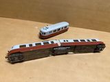 deux petits trains posés l'un à côté de l'autre sur une table