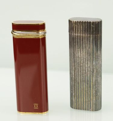deux briquets posés l'un à côté de l'autre sur une table