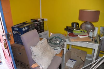 une chaise qui se trouve dans le coin d'une pièce