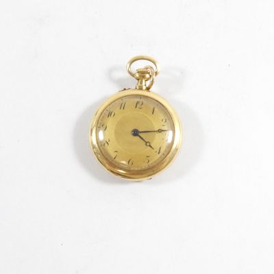 une montre de poche en or avec des chiffres romains