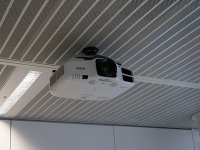 un projecteur fixé au plafond d'un immeuble