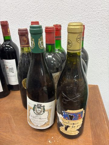 6 bouteilles de vin rouge et 2 bouteilles de vin blanc (étiquette
