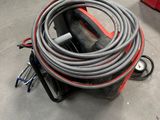 une photo d'un tuyau posé sur un chariot dans un garage