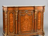 une photo d'un très beau meuble orné de nombreuses sculptures