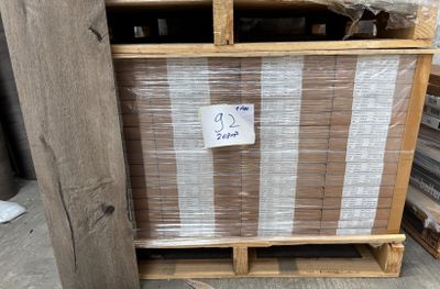 une palette en bois emballée dans du plastique