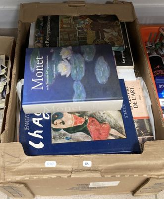 une boîte pleine de livres posée sur le sol
