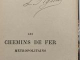 un vieux livre écrit posé sur une table