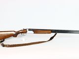 un fusil sur fond blanc