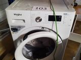 une machine à laver posée sur un parquet