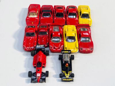 beaucoup de petites voitures rouges et jaunes sur une surface blanche