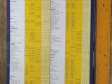 panneau jaune et bleu accroché au mur d'une station de métro