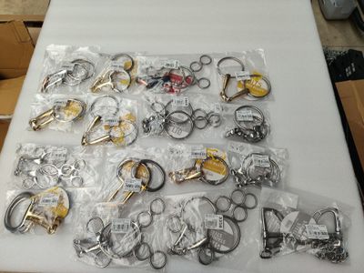 de nombreux types de porte-clés différents posés sur une table