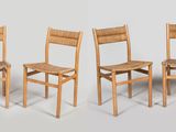 six chaises en bois sont alignées sur un fond blanc