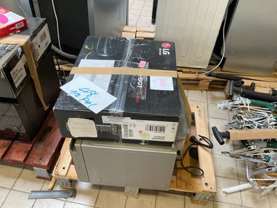 une pile de cartons posée sur une palette dans une cuisine