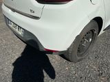 une petite voiture blanche garée sur le bord de la route