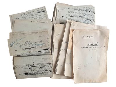 une pile de vieux papiers posée sur une table