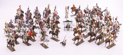 de nombreuses figurines représentant des personnes à cheval