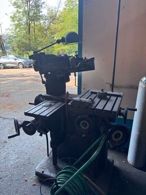 une machine posée sur le sol à côté d'un bâtiment