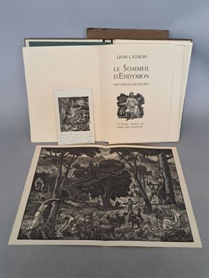 un livre ouvert posé sur une table, à côté d'une photo
