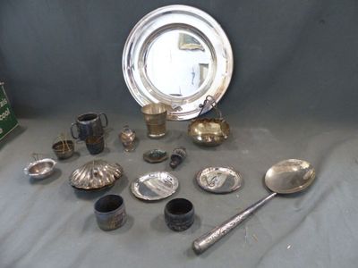 beaucoup d'objets en argent posés sur une table