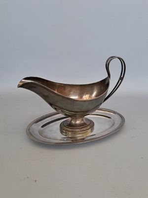 Saucière et son dormant en métal argenté à décor de frise de…