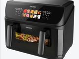 un gros plan d'une friteuse à air chaud contenant des aliments