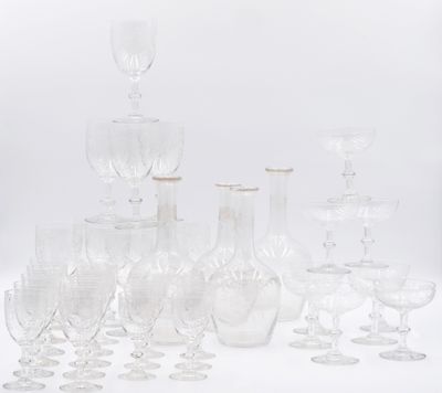 un grand nombre de verres à vin posés sur une table