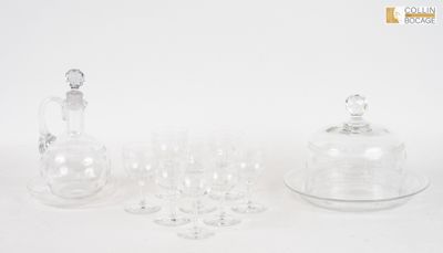 trois verres à vin en verre transparent, une carafe et une carafe
