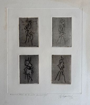 quatre dessins sur le mur d'une salle de bains