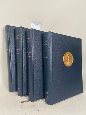 trois livres sont alignés sur une surface blanche
