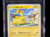 La carte Pokémon se trouve dans un étui en plastique transparent
