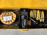 une boîte avec un tas d'outils à l'intérieur