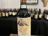 une bouteille de vin rouge posée sur une table en bois