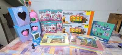 beaucoup de jouets et de livres sur la table