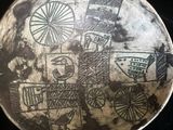 un bol avec un dessin posé sur une table