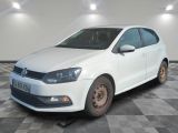 la volkswagen polo blanche est garée dans une pièce au sol à carreaux