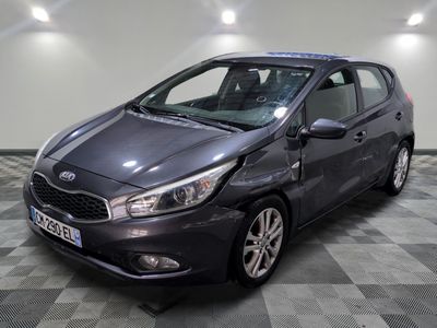 une photo d'une voiture grise garée dans un garage