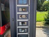 un distributeur automatique installé à l'extérieur d'un immeuble