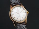 gros plan d'une montre sur fond noir