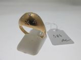 une bague en or sertie de diamants, avec son étiquette de prix