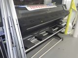 une photo d'une grande machine d'impression dans une usine