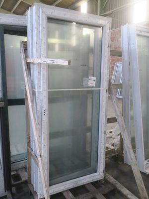 les nombreuses fenêtres en cours d'installation dans un immeuble