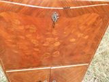 une armoire en bois comportant un tiroir