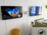 deux chaises dans une pièce où une télévision est accrochée au mur