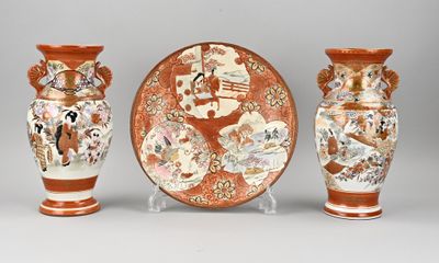 trois vases posés l'un à côté de l'autre sur une table
