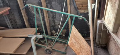une photo d'une pièce dont le sol est en grande partie recouvert de bois
