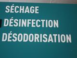 a sign on the wall that says desinfection desodorisation