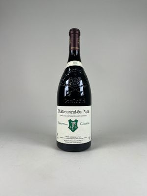une bouteille de vin posée sur une table